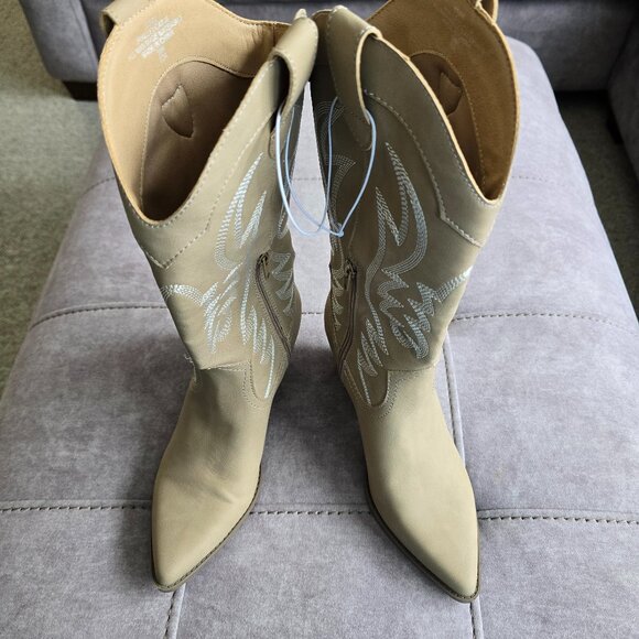 NEW indi go rd. Women's Cowgirl Style Booties Size 5.5M - Picture 1 of 6